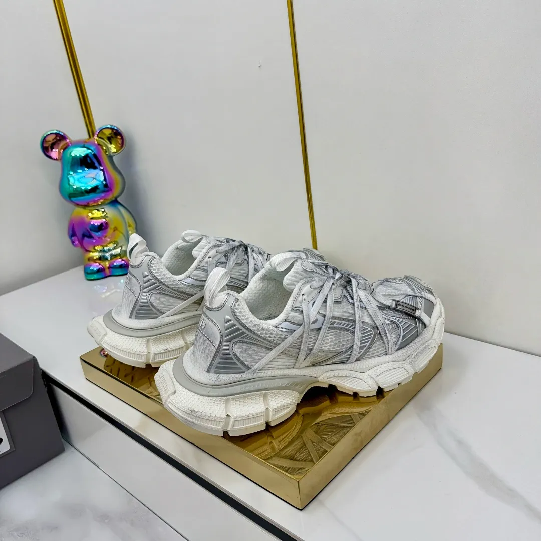 👟👟Ex-factory price 820👟👟 Balenciaga Balenciaga's latest popular 9th generation 3XL Sneaker Spider-Man series, couple's dad shoes, original purchase, development and production. Balenciaga 3XL Sneaker's overall shoe shape draws on the creative ideas of Balenciaga Track and Balenciaga Runner. It is equivalent to removing the outer frame of the Track shoe body while inheriting the streamlined shape and shape of the Runner. Track flat toe, new color matching, the entire shoe body is integrated into the spider binding shoelace design decoration, the exaggerated shape is more prominent. Fabric: original customized imported technical fabric + mesh inner lining: original customized breathable mesh lining. Outsole: original molded 5-layer ultra-light MD combination rubber sole. Bottom thickness: 5CM. Size: 35-45. Original packaging.